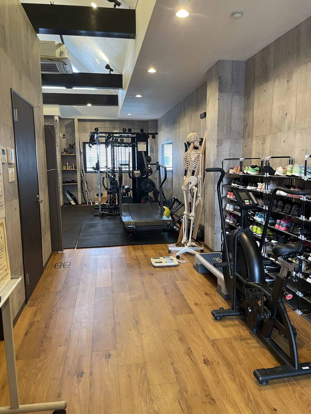 千舟町本店の店内通路